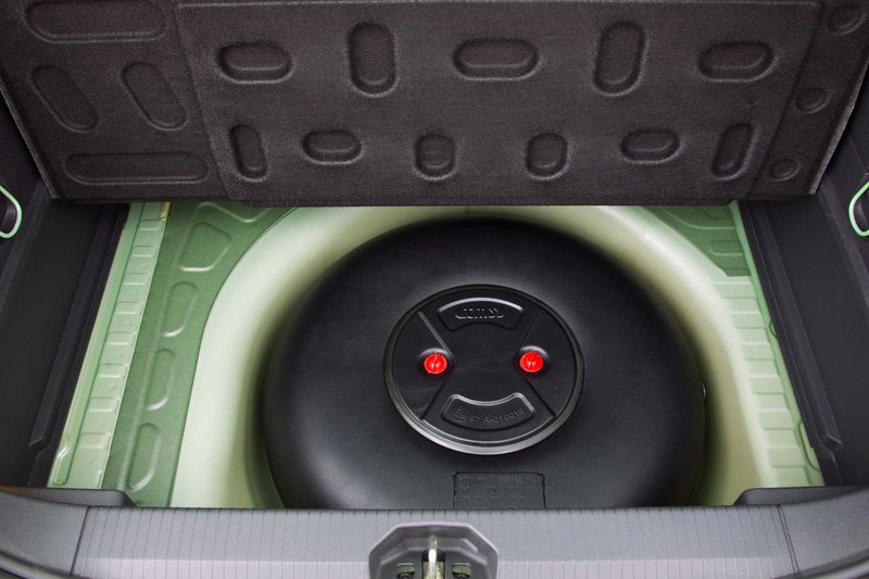 Οι δεξαμενές υγραερίου σε σχήμα τροχού τοποθετούνται στον χώρο της ρεζέρβας, αφήνοντας άθικτο το πορτμπαγκάζ.