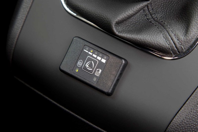 Το πέρασμα από τη βενζίνη στο υγραέριο γίνεται με το πάτημα ενός κουμπιού. Τα λαμπάκια δείχνουν πόσο γεμάτη είναι η «μπουκάλα».