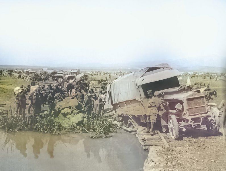 «Ένα καμιόνι έσπασε στη γέφυρα του Σαγγάριου, του μεγάλου ποταμού που δημιούργησε τόσες πολλές δυσκολίες στην ελληνική στρατιά στην καταδίωξη των κεμαλικών. Η φωτογραφία τραβήχτηκε κατά τη διέλευση της στρατιάς, που έκανε μια μεγάλη κυκλική κίνηση με πορεία 100 ως 150 χιλιόμετρα.»