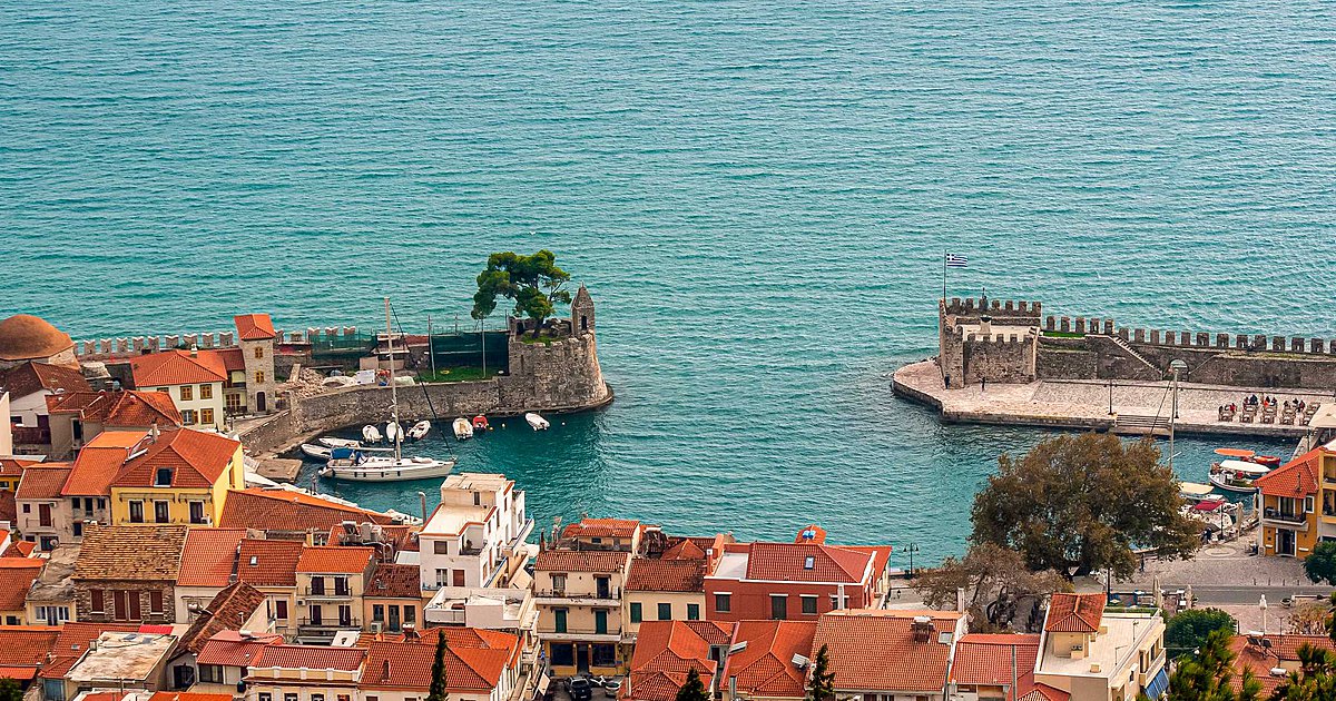 Το γραφικό λιμάνι της Ναυπάκτου όπως φαίνεται από το Κάστρο.