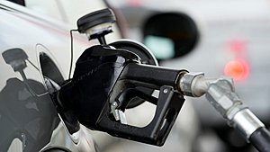 Βενζινοπώλες: «Μη βάζετε βενζίνη στις Εθνικές οδούς, αλλά στις πόλεις» (video)