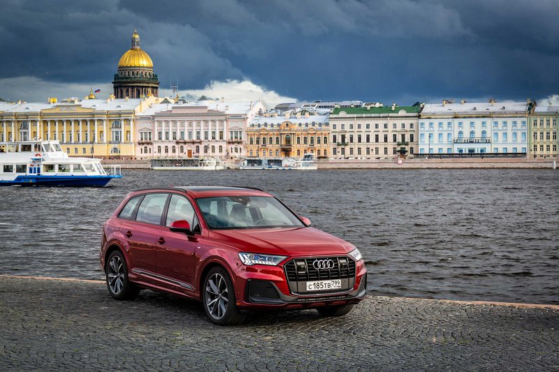 Η Audi, πέραν της γενικότερης παρουσίασης της στη Ρωσία, κατασκεύαζε τα Audi Q7 και Audi Q8 στην Καλούγκα από το 2009, σε συνεργασία με τον Όμιλο Volkswagen Rus SKD. Στη διαδικασία SKD (Semi - Knocked-Down), τα αυτοκίνητα αρχικά συναρμολογούνταν πλήρως στη Μπρατισλάβα της Σλοβακίας και στη συνέχεια αποσυναρμολογούνταν μερικώς και μεταφέρονταν με τρένο στην Καλούγκα ως κιτ σε κοντέινερ.