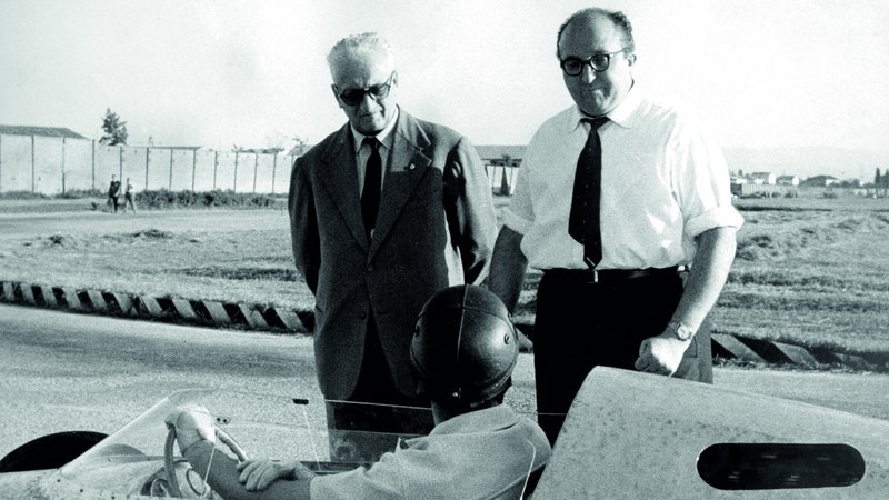 Ο Carlo Chiti όρθιος και δεξιά.