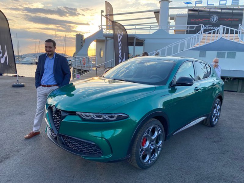 Ο Αλέξανδρος Λιώκης, μπροστά στο δημιούργημά του, τη νέα Alfa Romeo Tonale.