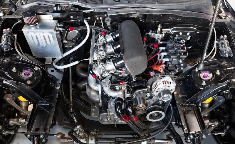 O περιστροφικός κινητήρας Mazda 22Β με τους τρεις ρότορες.