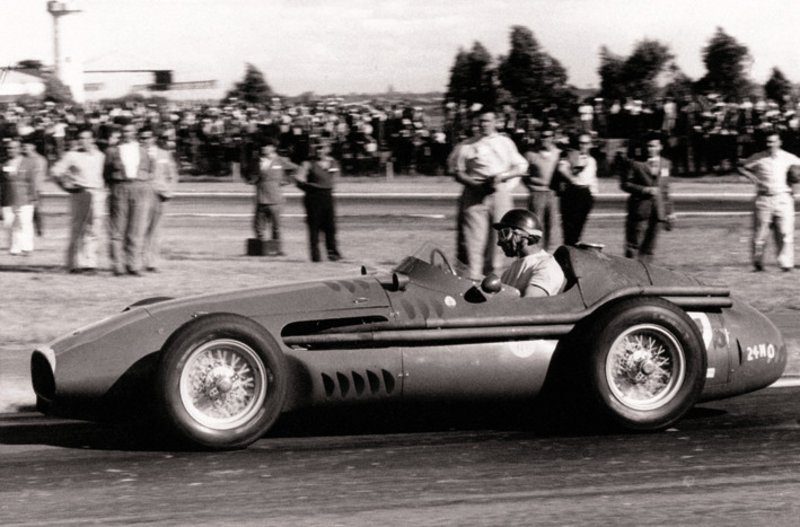 Ο Juan Manuel Fangio οδηγώντας μια Maserati 250F