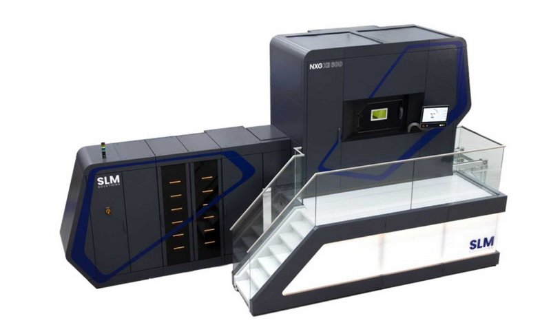 Ο τρισδιάστατος εκτυπωτής NXG XII 600 Laser Beam Powder Bed Fusion (PBF-LB) από την SLM Solutions είναι, σύμφωνα με την Czinger, ικανός να επιτύχει τους απαραίτητους ρυθμούς παραγωγής για την αυτοκινητοβιομηχανία. Η Divergent έχει ήδη σε λειτουργία τρεις τέτοιες μηχανές NXG XII 600 AM, ενώ τον Οκτώβριο του 2021, είχε ανακοινώσει την αγορά τριών ακόμα, με τις παραδόσεις να ξεκινούν τον Ιούνιο του 2022. Η SLM Solutions πουλά τα κατάλληλα σετ για τις πιο κοινές πούδρες στην αυτοκινητοβιομηχανία, από κράματα με βάση το αλουμίνιο (Al: AlSI10Mg, ALSi7Mg και AlSi9Cu3), το νικέλιο (Ni: περιλαμβανομένου του 625) και τον σίδηρο (Fe: 1,2709, 316L [1,4404])