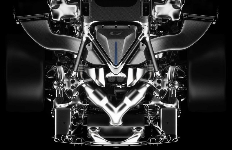 Άποψη του χώρου του κινητήρα που δείχνει πώς οι δυνατότητες της μεταλλικής προσθετικής κατασκευής έχουν αξιοποιηθεί –σε μεγάλο βαθμό– σε όλο το αυτοκίνητο, από το σασί μέχρι τα εξαρτήματα των φρένων, της ανάρτησης και του συστήματος εξαγωγής.