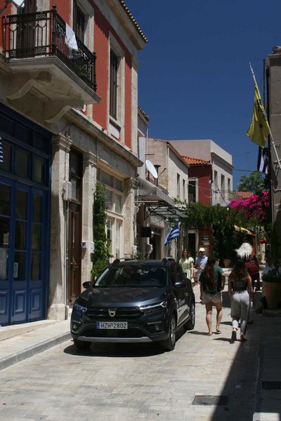 Στους γραφικούς πεζόδρομους των Αρχάνων.