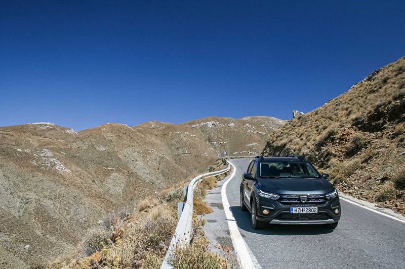 Ο στενός ασφατοστρωμένος δρόμος ελίσσεται διαρκώς ανάμεσα στο ξερό τοπίο των Αστερουσίων.