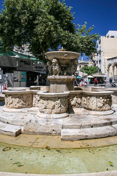 Τα «Λιοντάρια», η κρήνη του Μοροζίνι, σημείο αναφοράς του ιστορικού κέντρου.