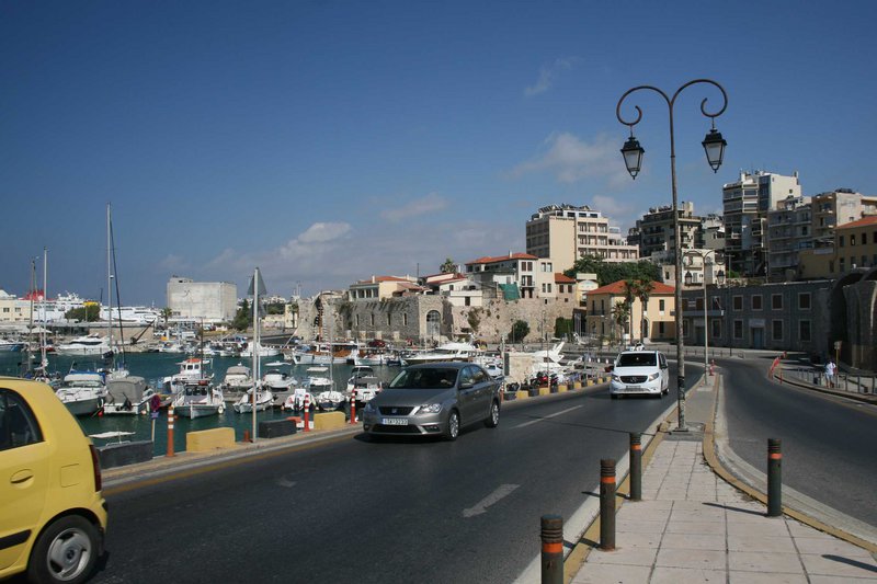 Οδός Κουντουριώτη, δίπλα στο λιμάνι.