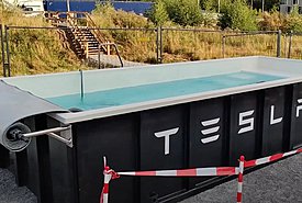 Θέλεις να φορτίσεις το Tesla; Φόρα μαγιό και βούτα στην πισίνα! (video)