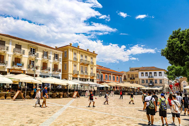 Η όμορφη και γραφική Πλατεία Συντάγματος, που θα επισκεφθείτε θέλοντας και μη, καθώς σε αυτήν καταλήγει ο μεγάλος πεζόδρομος της . Εδώ θα βρείτε το Αρχαιολογικό Μουσείο και το παλιό τζαμί, το «Τριανόν».