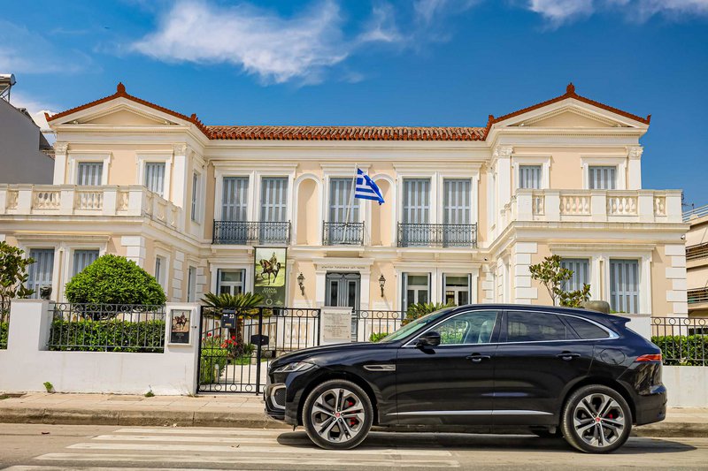 Η Jaguar μπροστά στο πανέμορφο νεοκλασικό που στεγάζει την Εθνική Πινακοθήκη Ναυπλίου.