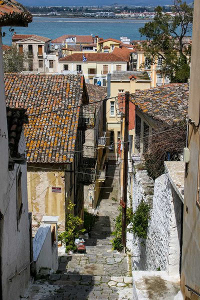 Τα σκαλοπάτια που θα βρείτε περπατώντας στην παλιά πόλη σάς οδηγούν στις πάνω γειτονιές του Ναυπλίου, που πέραν του ότι δεν είναι πολυσύχναστες, προσφέρουν μια άλλη άποψη της πόλης.