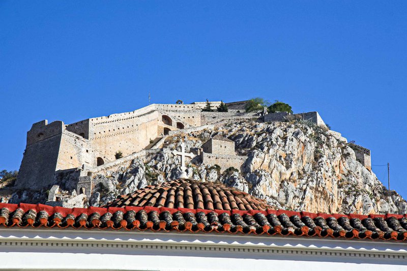 Η θάλασσα των κεραμοσκεπών συναντά τον Αργολικό κόλπο, σε έναν όμορφο χρωματικό συνδυασμό. Στο βάθος διακρίνεται το Μπούρτζι.