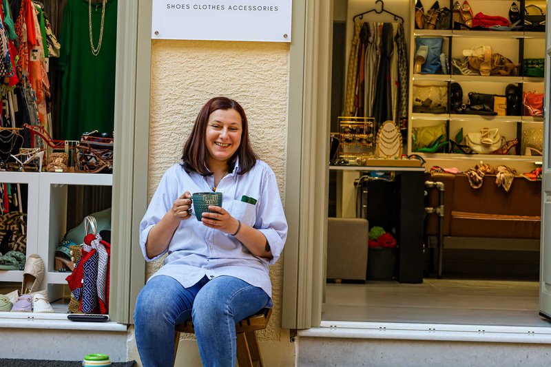 Πρωινός καφές στον πεζόδρομο της Σταϊκοπούλου.