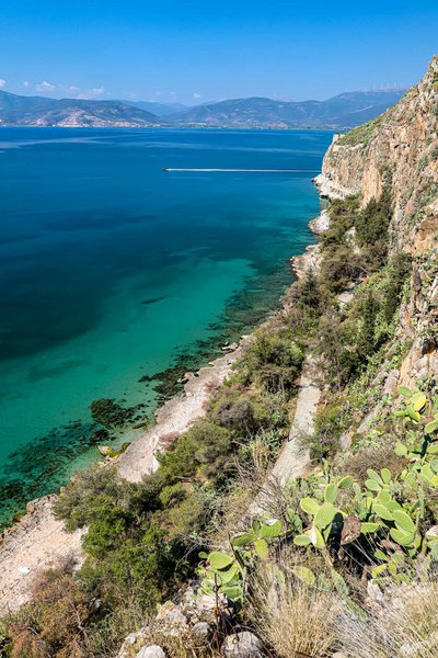 Άποψη του Αργολικού κόλπου από την Ακροναυπλία. Χαμηλά, κοντά στη θάλασσα μπορείτε να διακρίνετε την όμορφη περιπατητική διαδρομή που ξεκινά από το λιμάνι του Ναυπλίου και καταλήγει στην παραλία της Αρβανιτιάς.