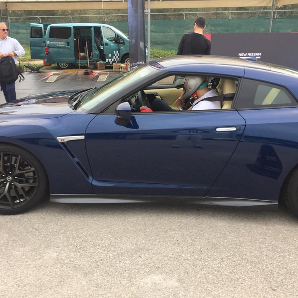 Ο Δημήτρης Αγραβάνης μέσα σε ένα Nissan GT-R έτοιμος να μπει στην πίστα.