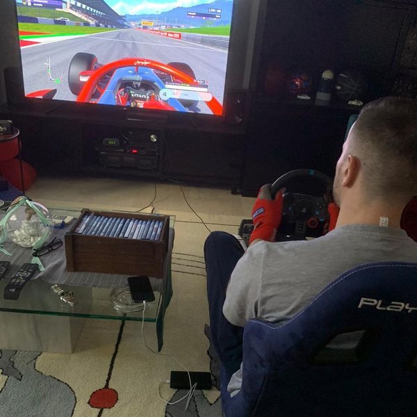 Ο Δημήτρης Αγραβάνης  τρέχει  στη Formula 1 από την άνεση του σαλονιού του.