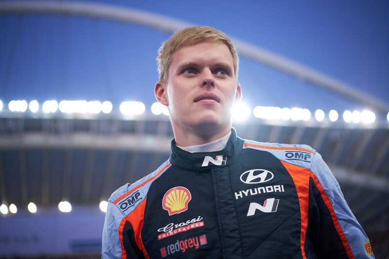 Ο Ott Tanak, πρωταθλητής του 2019, τότε με Toyota, οδηγεί πλέον για τη Hyundai και είναι από τα φαβορί για τη νίκη στο ΕΚΟ Ράλλυ Ακρόπολις. Ο Ott Tanak, πρωταθλητής του 2019, τότε με Toyota, οδηγεί πλέον για τη Hyundai και είναι από τα φαβορί για τη νίκη στο ΕΚΟ Ράλλυ Ακρόπολις.