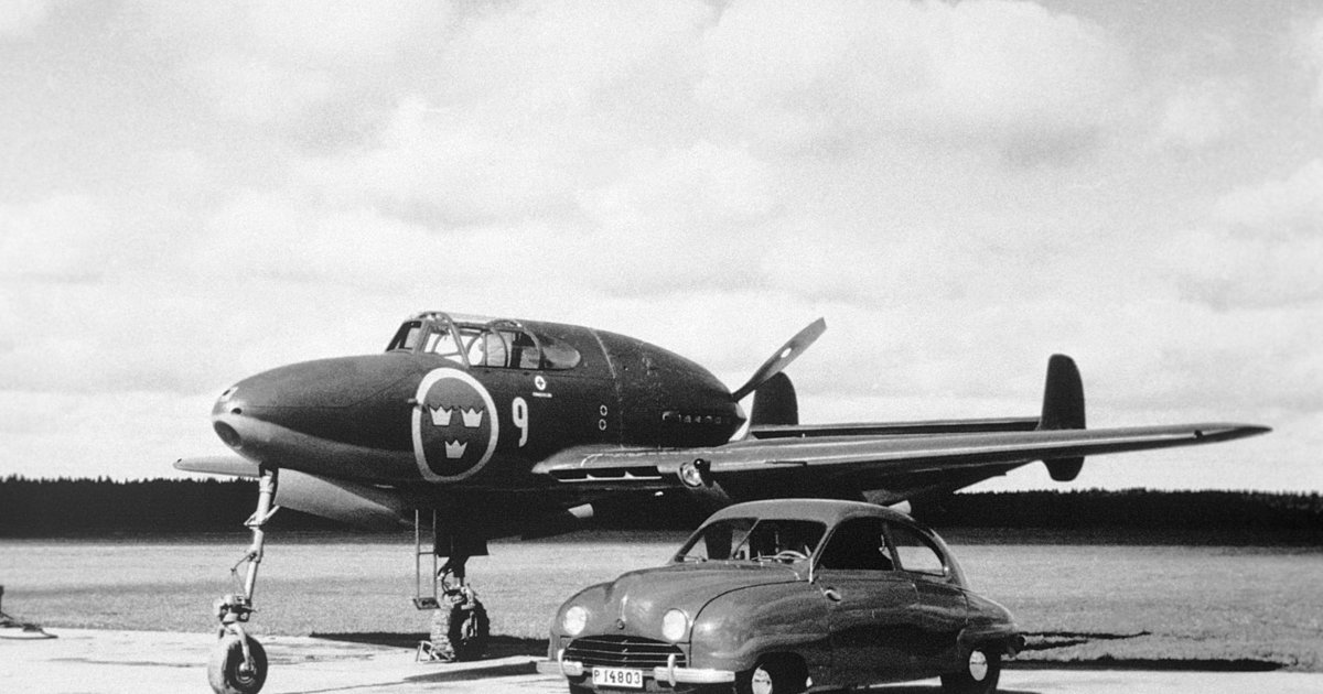 To Saab 92 δίπλα στο αεροσκάφος J21.