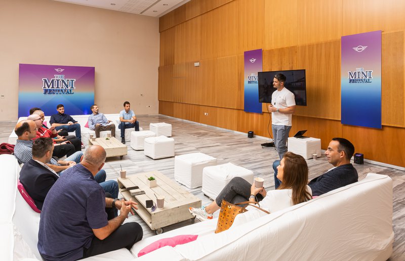 Συνομιλώντας με τον C. Cooper για τα μονοθέσια του παππού του