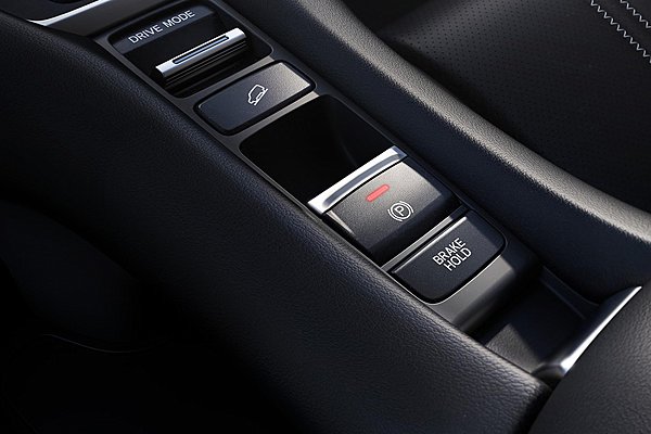Τι κάνει το κουμπί «Brake Hold» στο αυτοκίνητο - Πώς πρέπει να το χρησιμοποιεί ο οδηγός (video)