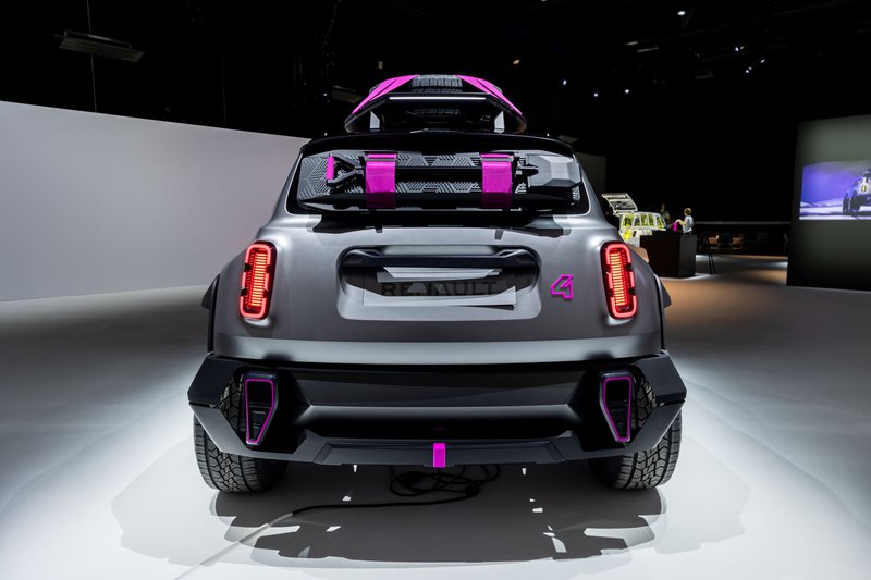 Η απόσταση από το έδαφος είναι αυξημένη, κάτι που δεν θα ισχύει για το μοντέλο παραγωγής.