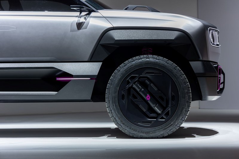 Στους τροχούς έχουν ενσωματωθεί αεροσυμπιεστές για τη ρύθμιση της πίεσης των ελαστικών μέσα από το αυτοκίνητο.