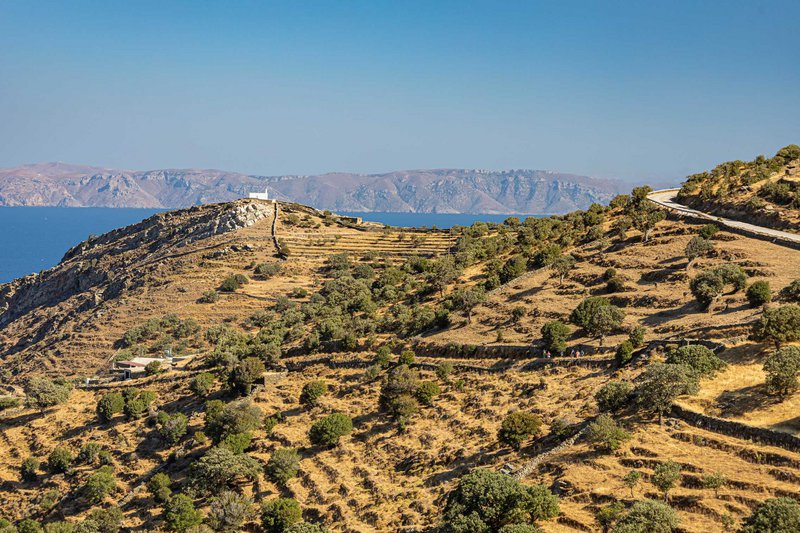 Στην περιοχή της Κάτω Μεριάς με φόντο την Κύθνο: διακρίνεται η αρχή του μονοπατιού που οδηγεί στην Καρθαία.
