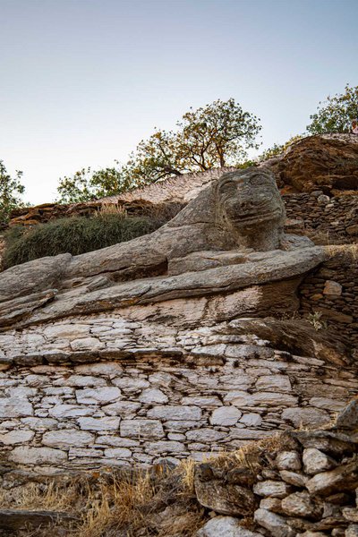 Επιβλητικότατος και εκφραστικότατος ο 2.700 ετών Λέων της Κέας, έξω από τη χώρα.