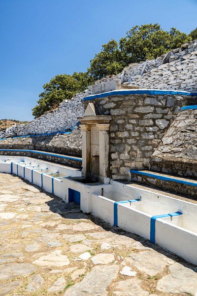 Η βρύση του Βενιαμίν, μία από τις «άπειρες» του νησιού, λίγο έξω από την Ιουλίδα.