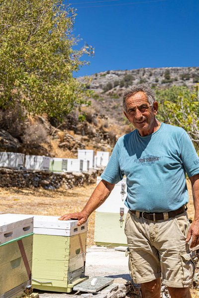Το Σπαθί είναι μία από τις καλύτερες παραλίες του νησιού. Πάνω  ακριβώς από την παραλία, ο Γιώργος Θώδος κράτα ζωντανή την τζιώτικη ύπαιθρο παράγοντας εκλεκτό μέλι στα όρια του αγροκτήματός του, που διαθέτει και μικρό ξενώνα.