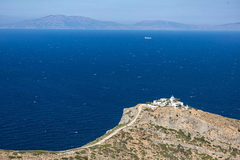 Σε εντυπωσιακό βράχο είναι κτισμένη η μονή της Παναγίας της Καστριανής.