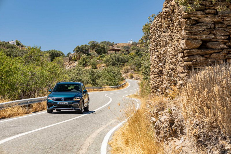 Οι αμέτρητες ξερολιθιές δένουν αρμονικά με τις βελανιδιές στην ενδοχώρα της Τζιας.