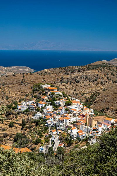 Άποψη της συνοικίας Κάστρο της Ιουλίδας, η οποία πήρε το όνομά της από το ενετικό κάστρο που κτίστηκε το 1210, με οικοδομικό υλικό από τους ναούς της αρχαίας ακρόπολης. Στο βάθος, η Μακρόνησος.