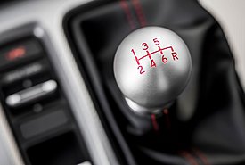 Κλέφτες δεν ήξεραν να οδηγούν αυτοκίνητο με μηχανικό κιβώτιο, απήγαγαν τον ιδιοκτήτη για να διαφύγουν!