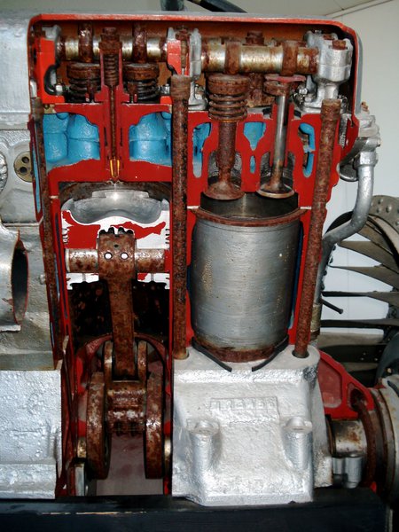 Σε αυτή την τομή τμήματος του V-2 (με εμφανή τα σημάδια της φθοράς του χρόνου) μπορείτε να δείτε αρκετές κατασκευαστικές λεπτομέρειες. Φωτ.: Balcer~commonswiki. Собственная работа, CC BY 2.5, Σε αυτή την τομή τμήματος του V-2 (με εμφανή τα σημάδια της φθοράς του χρόνου) μπορείτε να δείτε αρκετές κατασκευαστικές λεπτομέρειες. Φωτ.: Balcer~commonswiki. Собственная работа, CC BY 2.5,