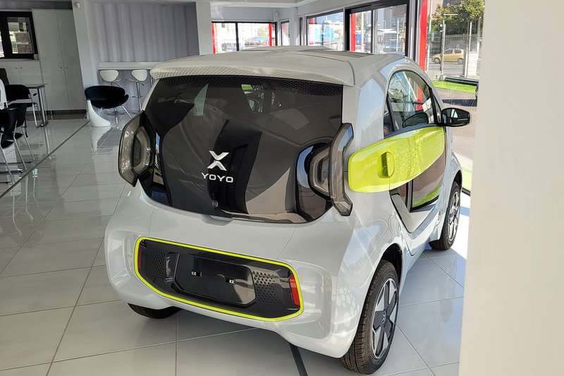 Το XEV Yoyo, εκτός από το design και την ευελιξία που προσφέρει (8,0 μ. διάμετρος κύκλου στροφής), έχει να επιδείξει και μια επαρκή ποιότητα κατασκευής.