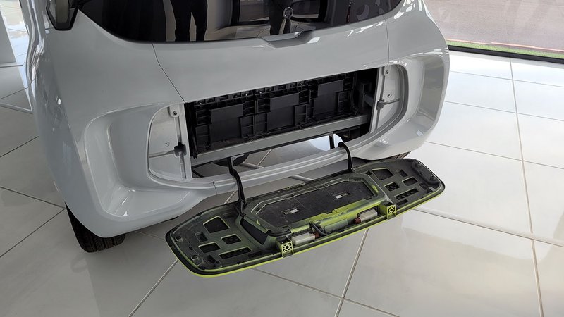 Η μπαταρία του XEV Yoyo αποτελείται από 3 τεμάχια, μπορεί να αφαιρεθεί εύκολα και να αντικατασταθεί με μία γεμάτη (Battery Swapping System).