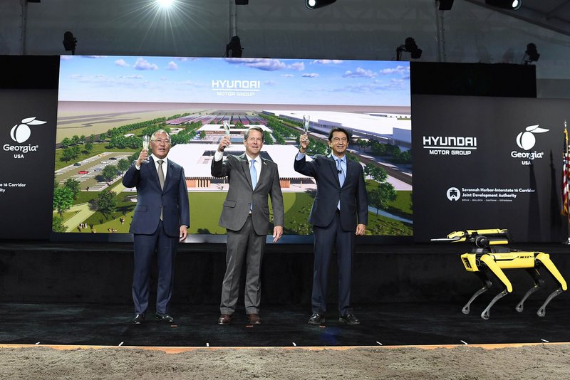 Από αριστερά: Euisun Chung (Εκτελεστικός Πρόεδρος του Hyundai Motor Group), Brian P. Kemp (Κυβερνήτης Georgia) και Jose Munoz (Πρόεδρος & COO της Hyundai Motor Company). Από αριστερά: Euisun Chung (Εκτελεστικός Πρόεδρος του Hyundai Motor Group), Brian P. Kemp (Κυβερνήτης Georgia) και Jose Munoz (Πρόεδρος & COO της Hyundai Motor Company).