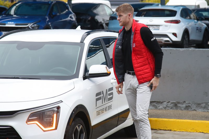 O Τόμας Γουόκαπ ετοιμάζεται να μπει στο νέο Kia Niro.