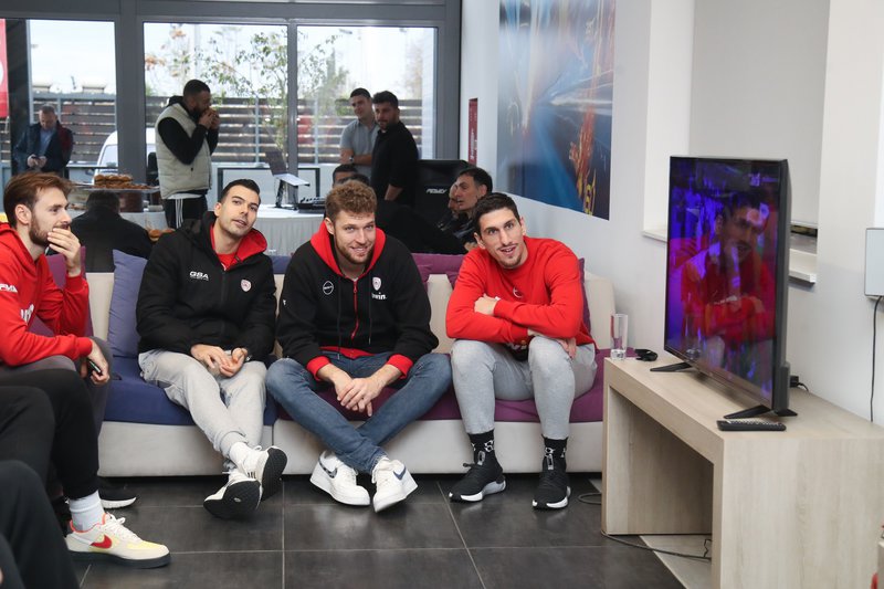 Οι παίκτες του Ολυμπιακού παρακολουθούν τον αγώνα Νότια Κορέα- Γκάνα για το Μουντιάλ του Κατάρ.