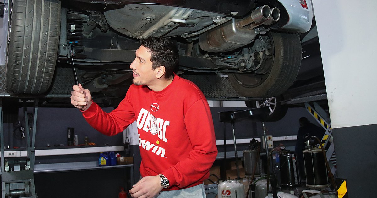 Ο Γιαννούλης Λαρεντζάκης ανέλαβε... δράση στο συνεργείο της FMS.