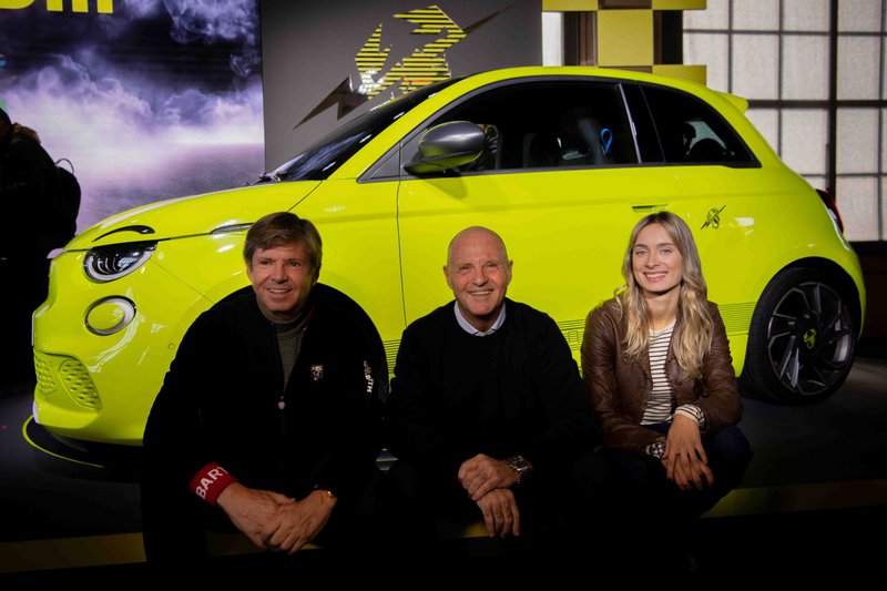Το αφεντικό της Abarth Olivier Francois δίπλα στον Miki Biasion και την κόρη του Bettina. Το αφεντικό της Abarth Olivier Francois δίπλα στον Miki Biasion και την κόρη του Bettina.