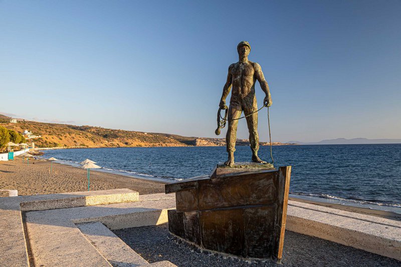 Το άγαλμα του Bατικιώτη ναυτικού – σύμβολο πλέον της Νεάπολης.