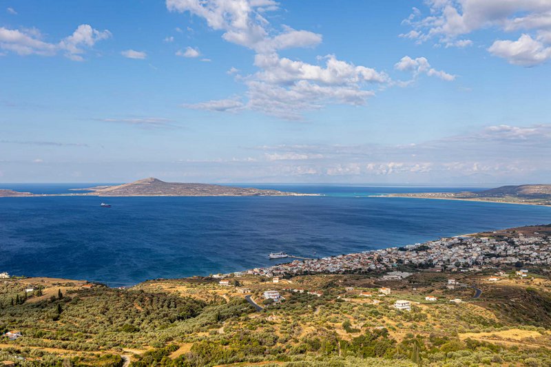 Ανηφορίζοντας προς Καστανιά: στο βάθος αριστερά η Ελαφόνησος, και δεξιά η Πούντα.