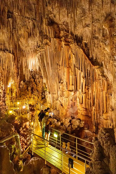 Ασύλληπτη η ομορφιά του σπηλαίου της Καστανιάς – και μπράβο στον τοπικό δήμο για το έργο διαμόρφωσής του.
